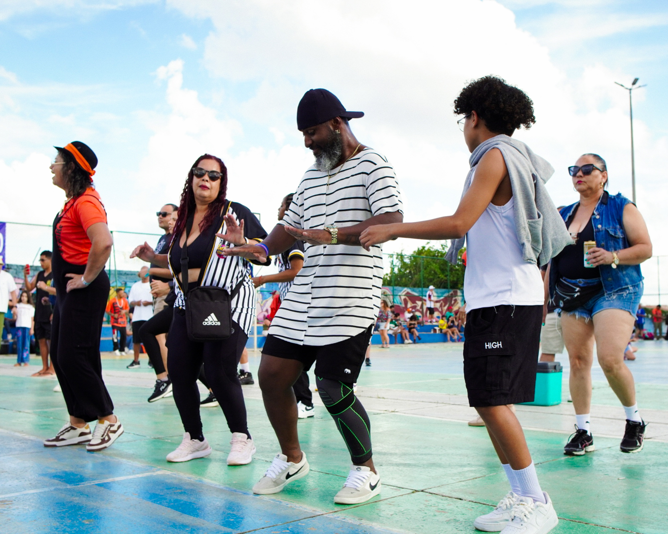 Participantes dançando no Festival Multicultural